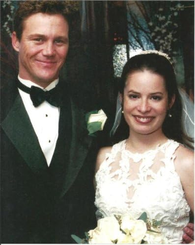 Piper Halliwell rolünde Holly Marie Combs ve Leo Wyatt rolünde Brian Krause, Düğün kıyafetlerinde büyüleyici gülümseyerek